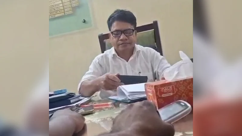 ক্যালকুলেটরে হিসাব করে ‘ঘুষ’ চাইলেন সরকারি কর্মকর্তা, ভিডিও ভাইরাল