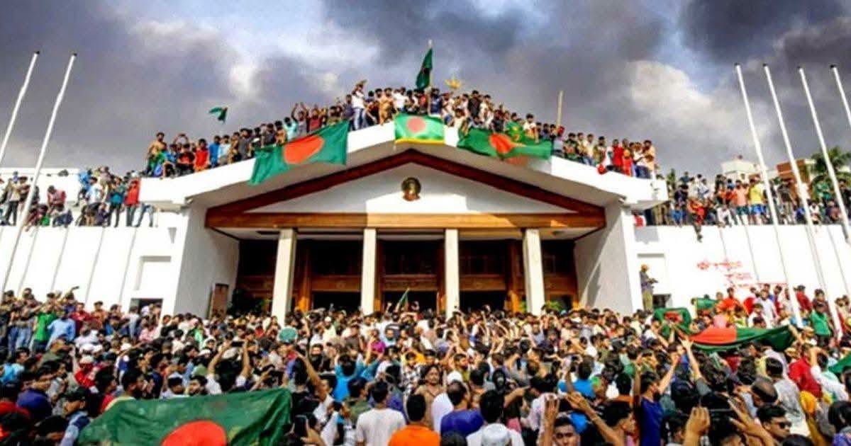 শেখ হাসিনার দেশত্যাগ, রাজপথে মুক্তির উল্লাসে ফেটে পড়ে বাংলাদেশ