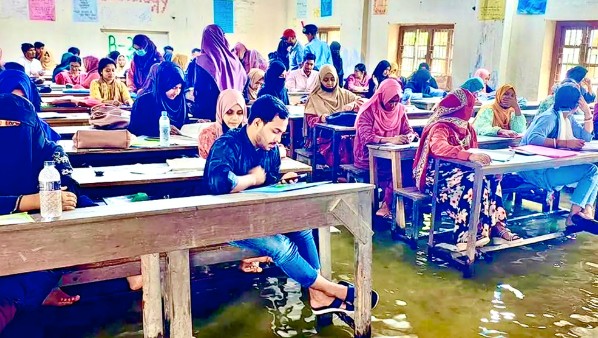 কুমিল্লা ভিক্টোরিয়া কলেজে শিক্ষার্থীদের দুর্ভোগ