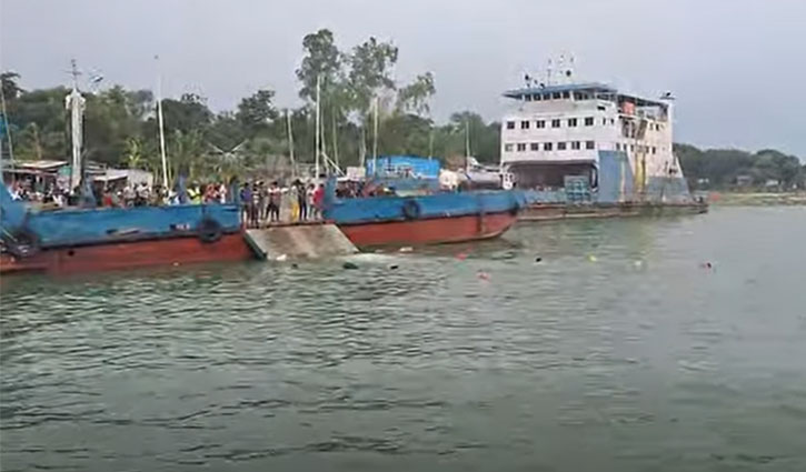 দৌলতদিয়া ঘাটে নিয়ন্ত্রণ হারিয়ে ফের নদীতে বাস