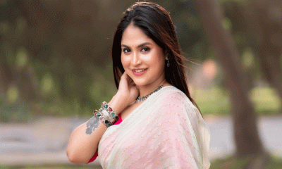 ‘আমাকে অন্তর্বাস খুলে দেখাতে হয়েছে’, ক্ষুব্ধ গায়িকা