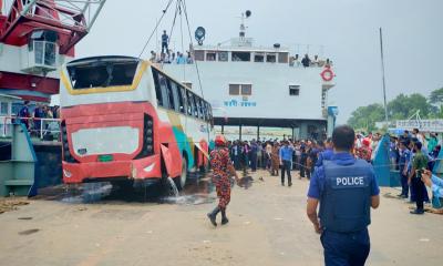 আড়াই ঘণ্টা পর পদ্মায় ডুবে যাওয়া বাস উদ্ধার