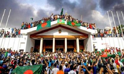 শেখ হাসিনার দেশত্যাগ, রাজপথে মুক্তির উল্লাসে ফেটে পড়ে বাংলাদেশ