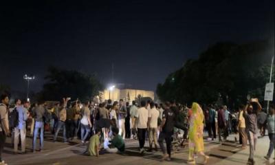 রাতেও সংসদ ভবনের সামনে শিক্ষার্থীদের অবস্থান