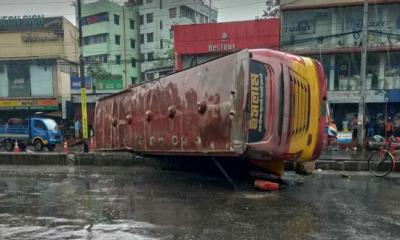 রাজধানীর নতুন বাজারে বাস দুর্ঘটনায় চারজনের মৃত্যু, আহত ১০