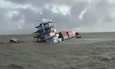 কর্ণফুলীতে পাথরবোঝাই লাইটার জাহাজ ডুবি, ১২ স্টাফ জীবিত উদ্ধার