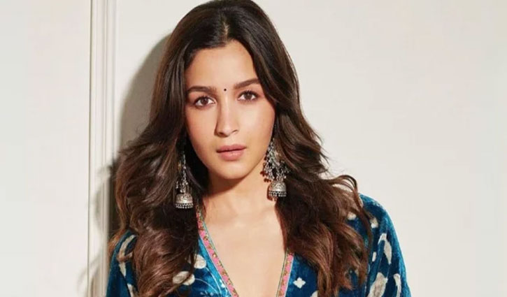 বলিউডে পারিশ্রমিকের রেকর্ড গড়তে চলেছেন