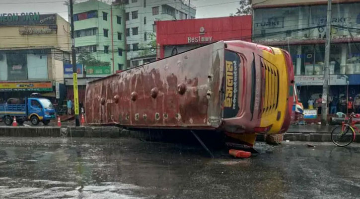 রাজধানীর নতুন বাজারে বাস দুর্ঘটনায় চারজনের মৃত্যু, আহত ১০