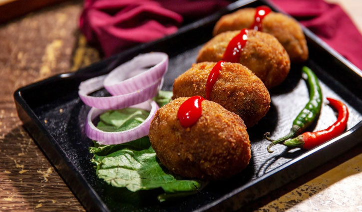 চায়ের সঙ্গে খান নাগা ডিম চপ