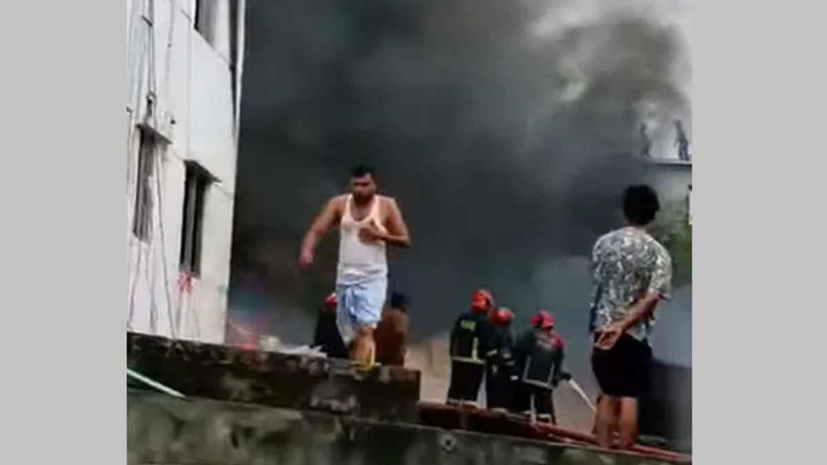 বাড্ডায় ফার্নিচারের গোডাউনে আগুন, নিয়ন্ত্রণে ২ ইউনিট