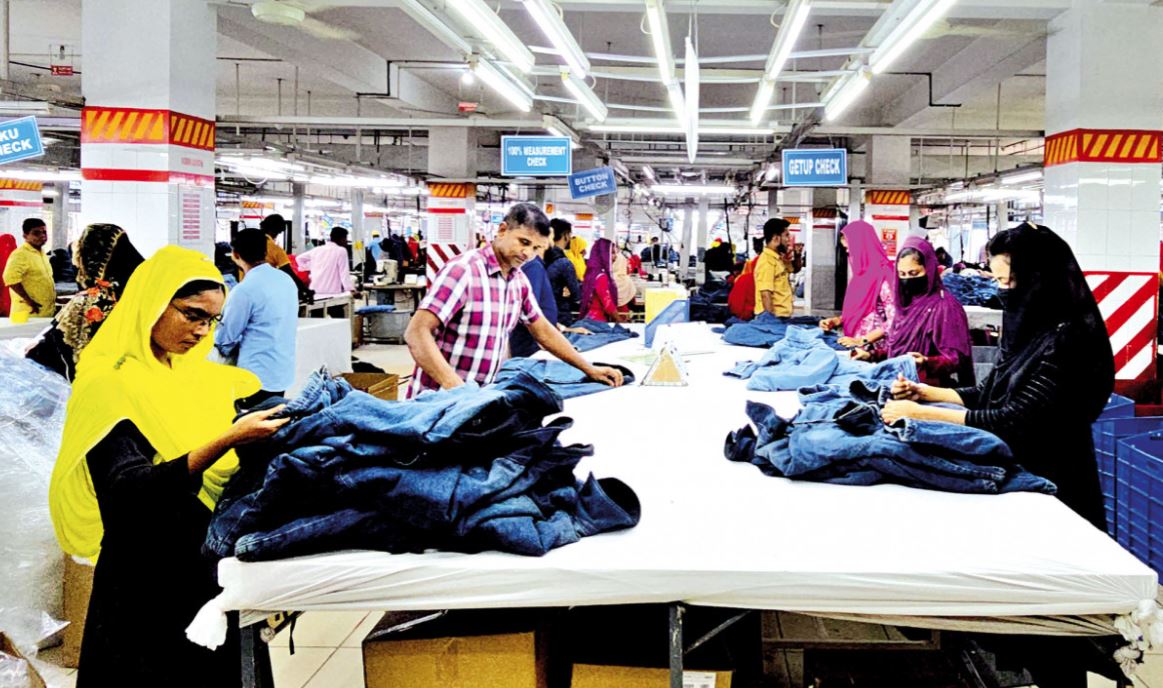 পোশাক রপ্তানিতে তুলার ওপর অতিনির্ভরতা, বিশ্ববাজারে পিছিয়ে পড়ছে বাংলাদেশ