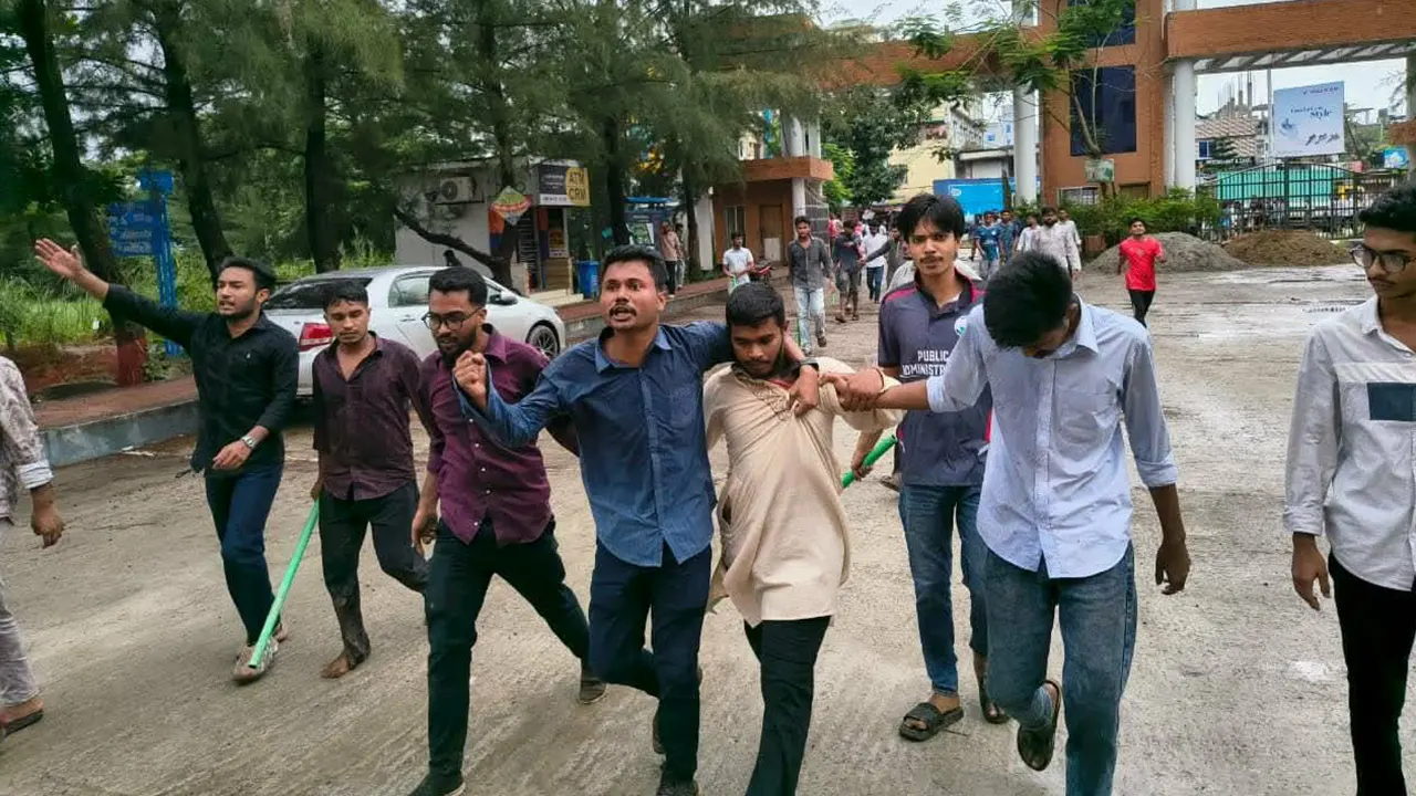 বরিশাল বিশ্ববিদ্যালয়ে ছাত্রদল-ছাত্রশিবিরের সংঘর্ষ