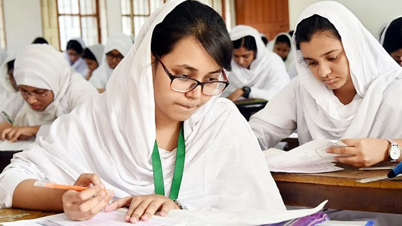 বৈরী আবহাওয়ায় স্থগিত এইচএসসি পরীক্ষার নতুন তারিখ ঘোষণা