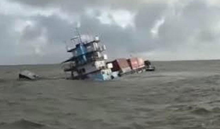 কর্ণফুলীতে পাথরবোঝাই লাইটার জাহাজ ডুবি, ১২ স্টাফ জীবিত উদ্ধার